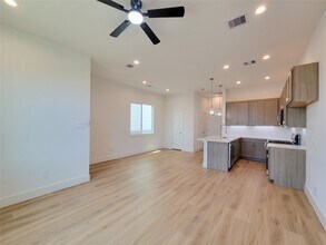 1542 W Tidwell Rd in Houston, TX - Building Photo - Building Photo