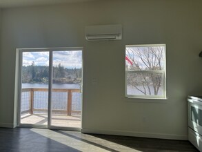 6670 Long Lake Rd SE in Port Orchard, WA - Foto de edificio - Building Photo