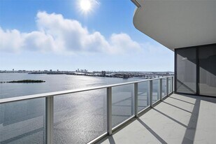 700 NE 24th St in Miami, FL - Building Photo