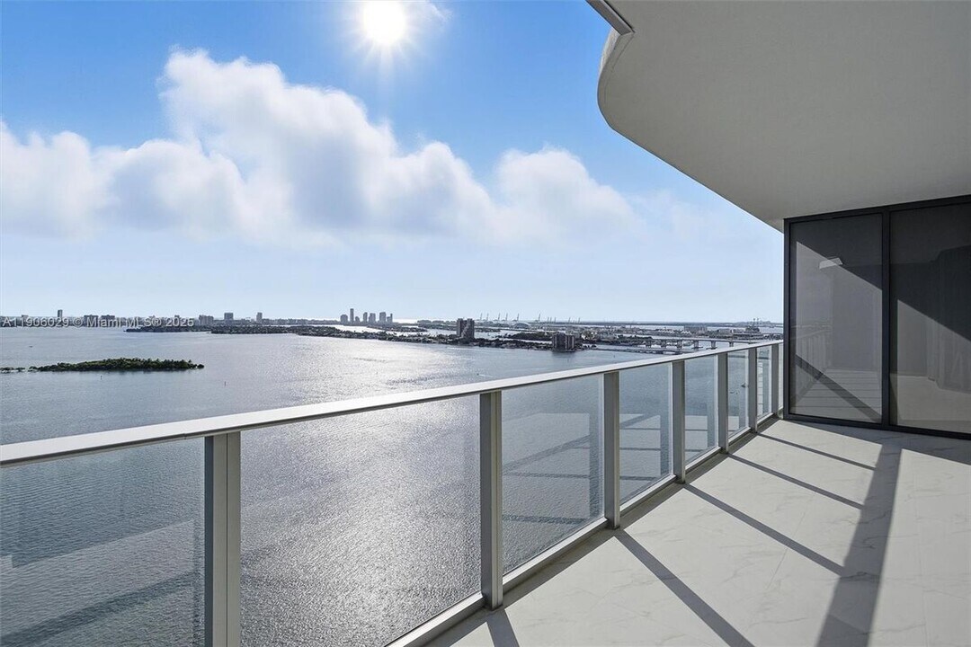 700 NE 24th St in Miami, FL - Building Photo