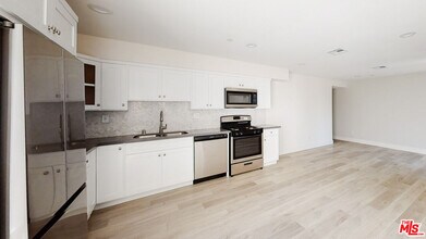 951 Mariposa Ave in Los Angeles, CA - Foto de edificio - Building Photo