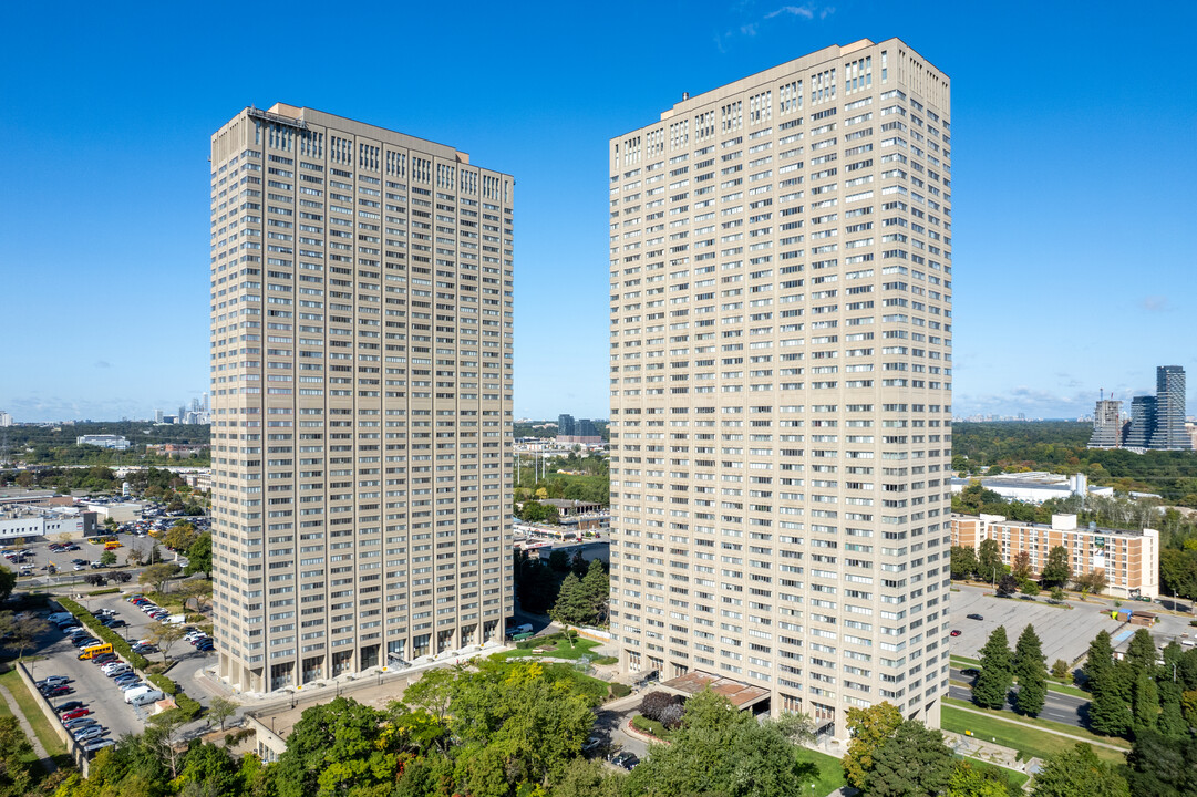 Leaside Towers in Toronto, ON - Building Photo