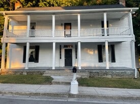 136 S Main St in Cornersville, TN - Building Photo