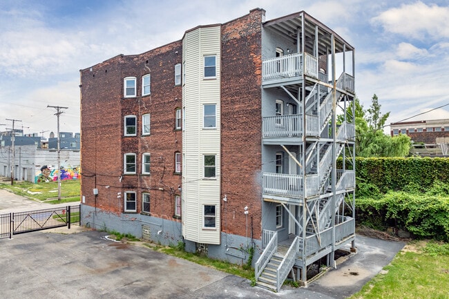 Royal Midtown in Cleveland, OH - Building Photo - Building Photo