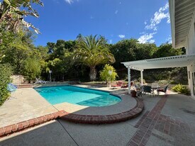 22924 De Kalb Dr in Calabasas, CA - Building Photo