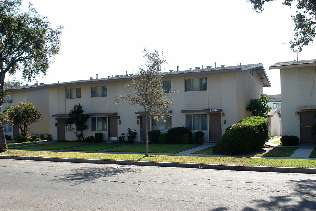 2709 S Rosewood Ave in Santa Ana, CA - Building Photo