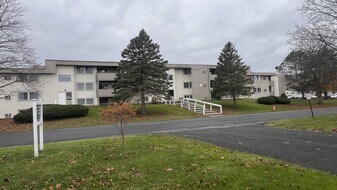 Cedarwood Crossings in Baldwinsville, NY - Building Photo