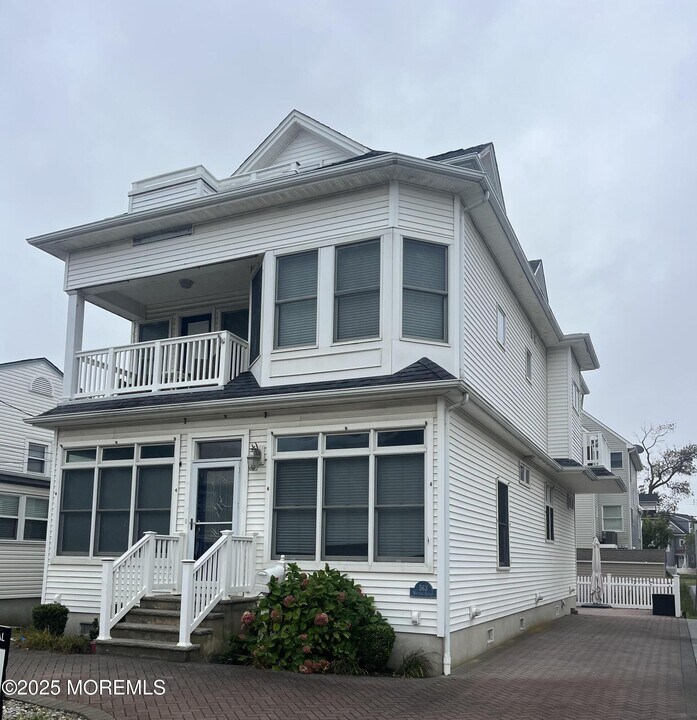 563 Whiting Ave in Manasquan, NJ - Building Photo