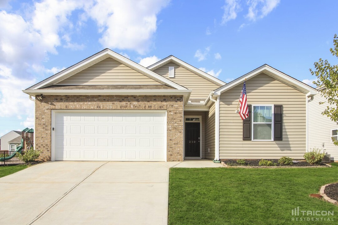210 Sweetgrass Ln in Powdersville, SC - Building Photo
