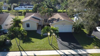 9733 Saddlebrook Dr in Boca Raton, FL - Building Photo
