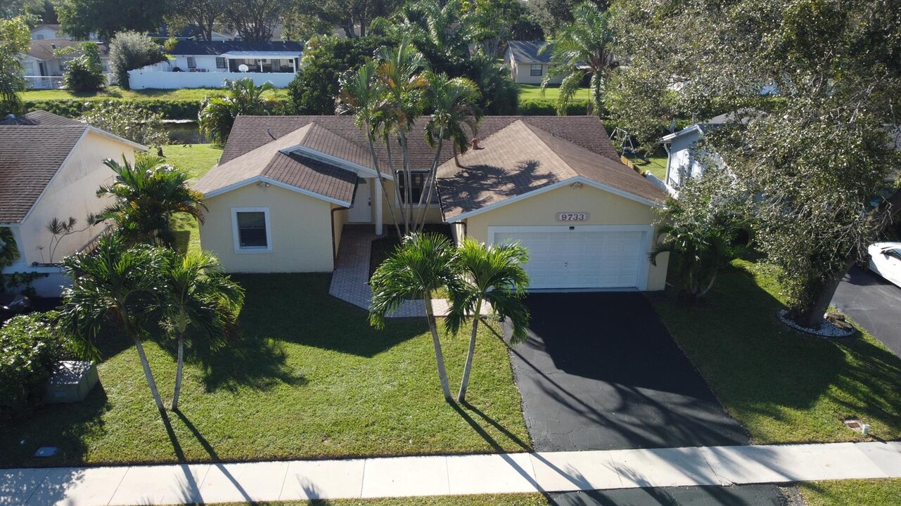 9733 Saddlebrook Dr in Boca Raton, FL - Foto de edificio