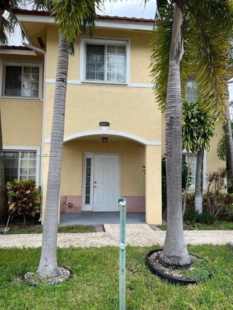 2086 NE 167th St in North Miami Beach, FL - Building Photo - Building Photo