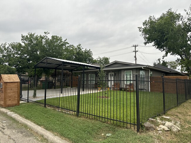 735 Sprucewood Ln in San Antonio, TX - Building Photo - Building Photo