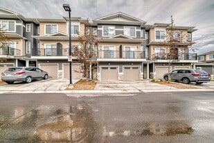 710 Sage Hill Grove NW in Calgary, AB - Building Photo