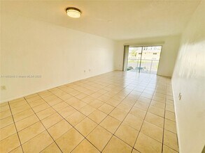 7340 SW 82nd St in Miami, FL - Building Photo - Building Photo