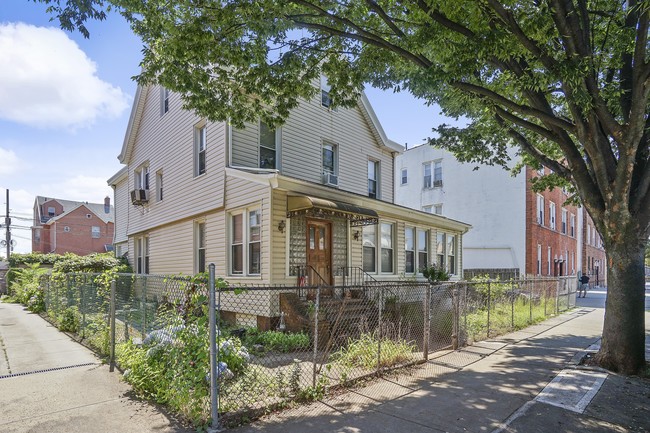8739 19th Ave in Brooklyn, NY - Foto de edificio - Building Photo