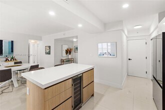 5825 Collins Ave in Miami Beach, FL - Foto de edificio - Building Photo