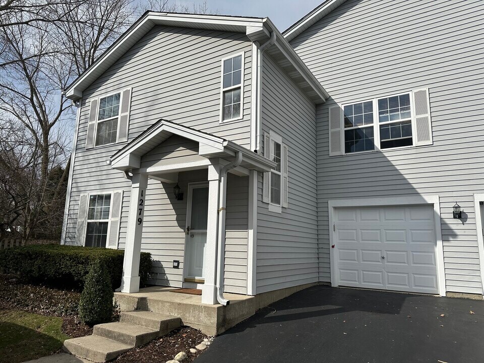 1279 Orleans Dr in Mundelein, IL - Building Photo