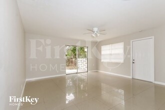 911 W Jasmine Dr in West Palm Beach, FL - Building Photo - Building Photo