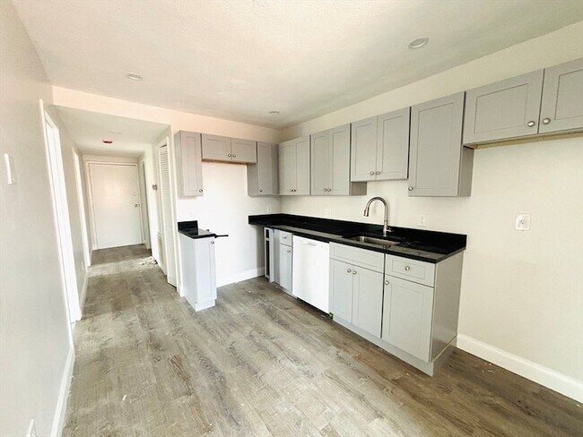94 Eastern Ave, Unit 3 in Malden, MA - Building Photo - Building Photo