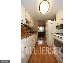 34 Beechwood Ct in Monmouth Junction, NJ - Building Photo - Building Photo