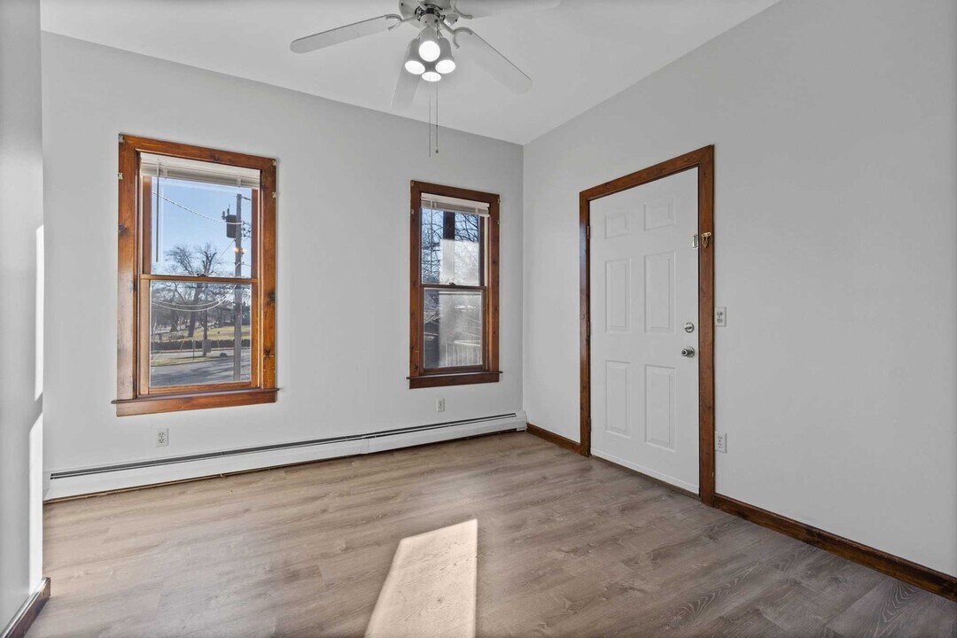 18 Center St-Unit -2 in Poughkeepsie, NY - Building Photo
