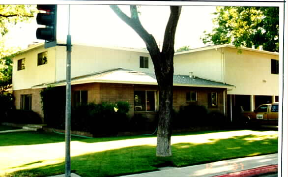 1047 Coldwell Ave in Modesto, CA - Foto de edificio