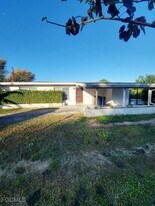 25 Maple Ave N in Lehigh Acres, FL - Building Photo