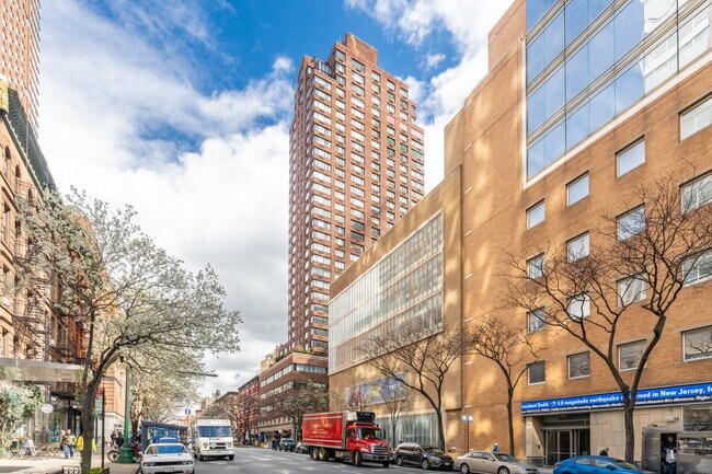 45 W 67th St in New York, NY - Building Photo - Building Photo