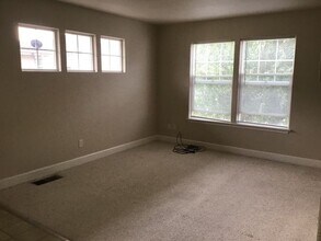 647 McGinnis Cir in Cotati, CA - Foto de edificio - Building Photo