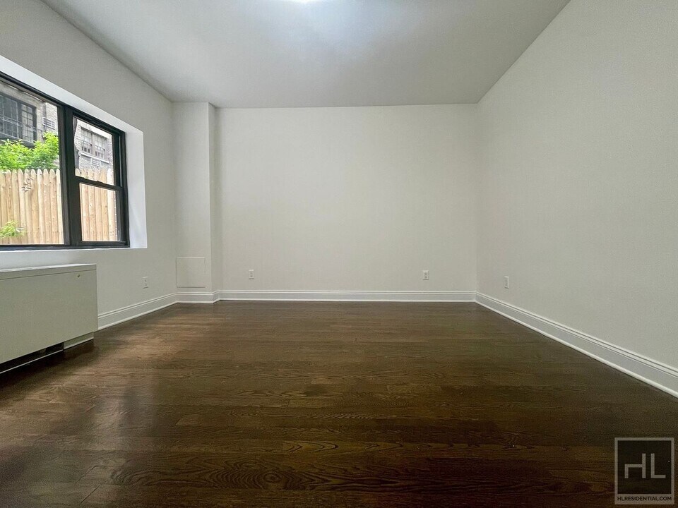 EAST 56 STREET in New York, NY - Building Photo