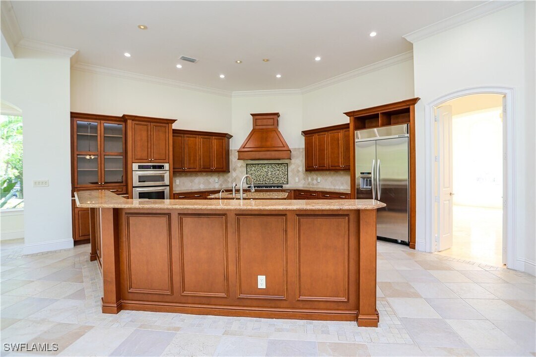 823 Cassena Rd in Naples, FL - Building Photo