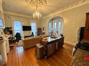 135 Hillside St, Unit 1 in Boston, MA - Foto de edificio - Building Photo