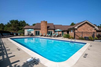 Pine Ridge Apartments in Rochester Hills, MI - Foto de edificio - Building Photo