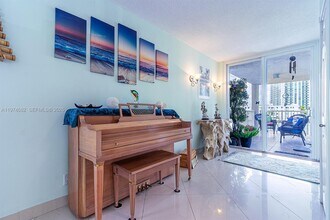 121 Golden Isles Dr in Hallandale Beach, FL - Foto de edificio - Building Photo