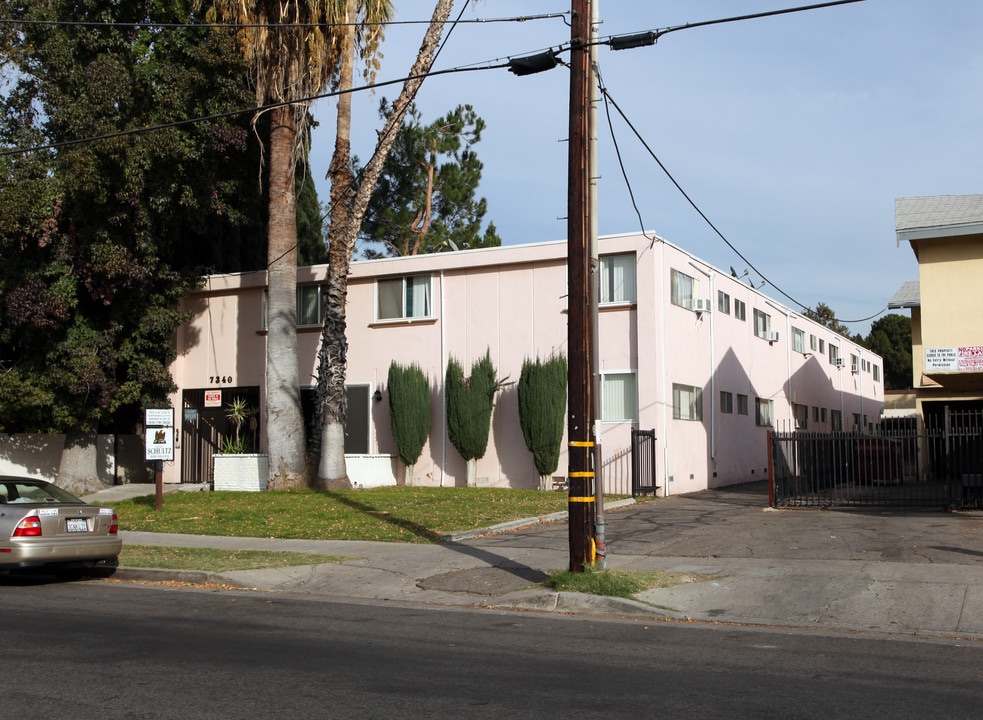 7340 Variel Ave in Canoga Park, CA - Building Photo