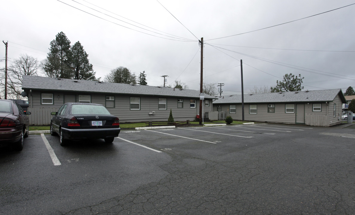 12437 SW Hall Blvd in Tigard, OR - Foto de edificio