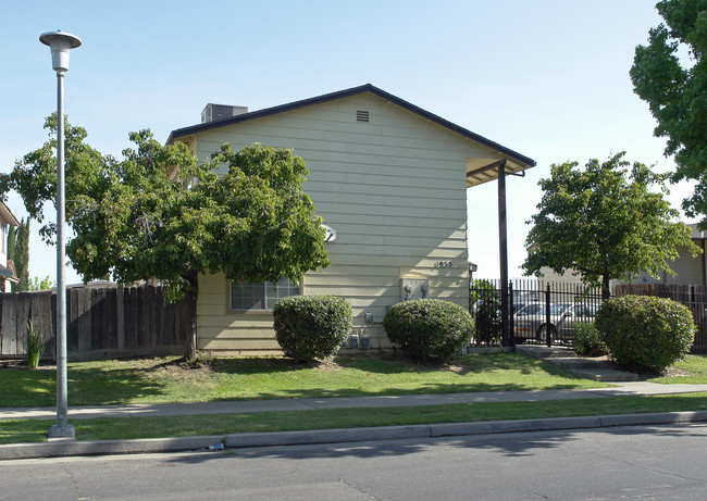 1953 Shadowbrook Dr in Merced, CA - Foto de edificio - Building Photo