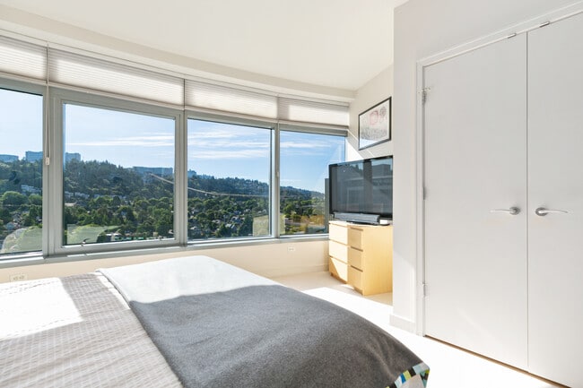 3601 SW River Pkwy, Unit 2100 in Portland, OR - Foto de edificio - Building Photo