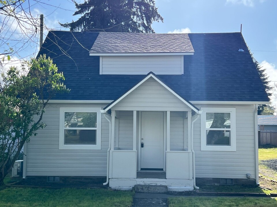 455 S 38th St in Springfield, OR - Building Photo