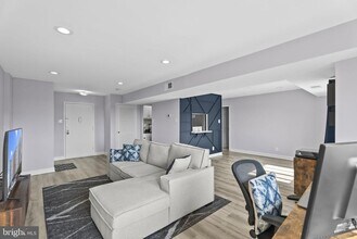 5340 Holmes Run Pkwy in Alexandria, VA - Foto de edificio - Building Photo