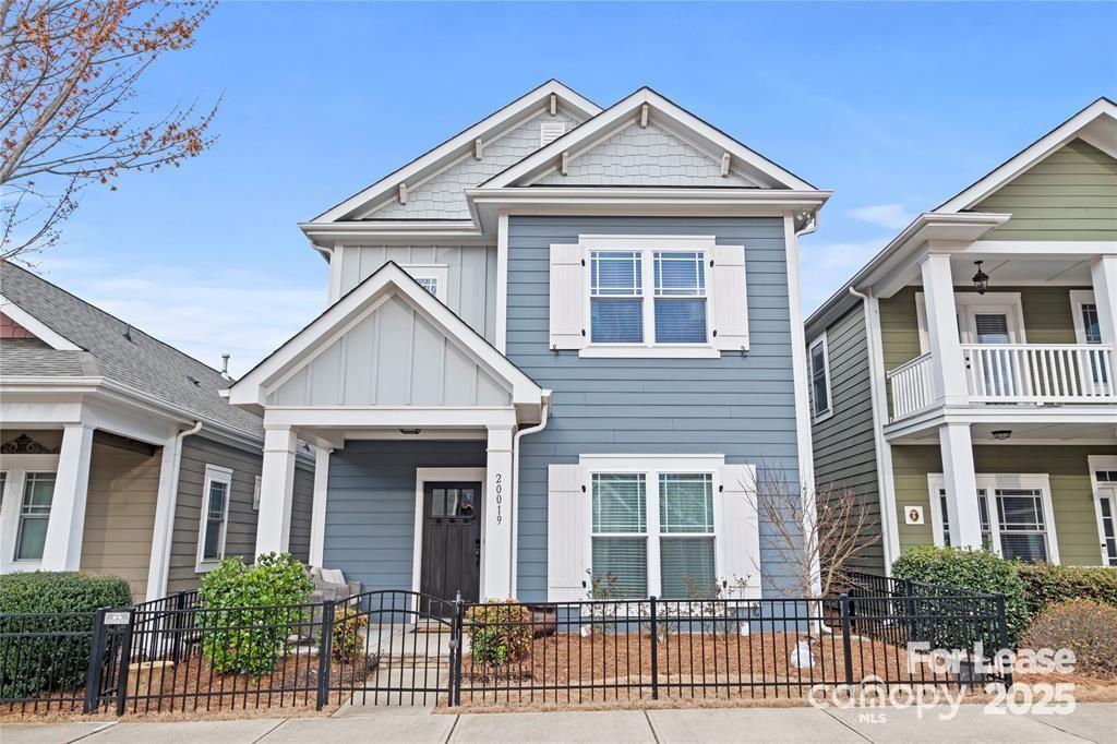 20019 Lamp Lighters Way in Cornelius, NC - Building Photo