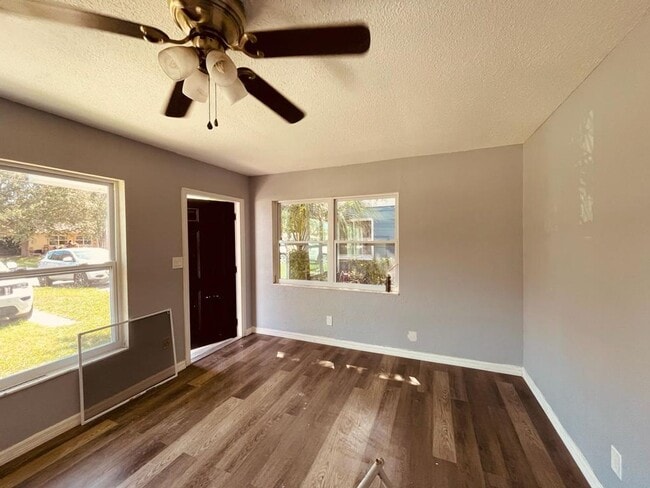 525 73rd Ave N in St. Petersburg, FL - Building Photo - Building Photo