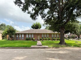 13430 Exton Ln in Houston, TX - Building Photo
