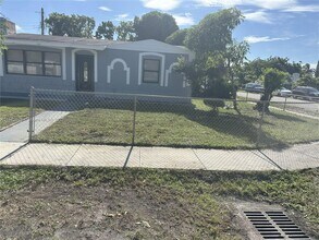 2124 S Beech Rd in West Palm Beach, FL - Building Photo - Building Photo