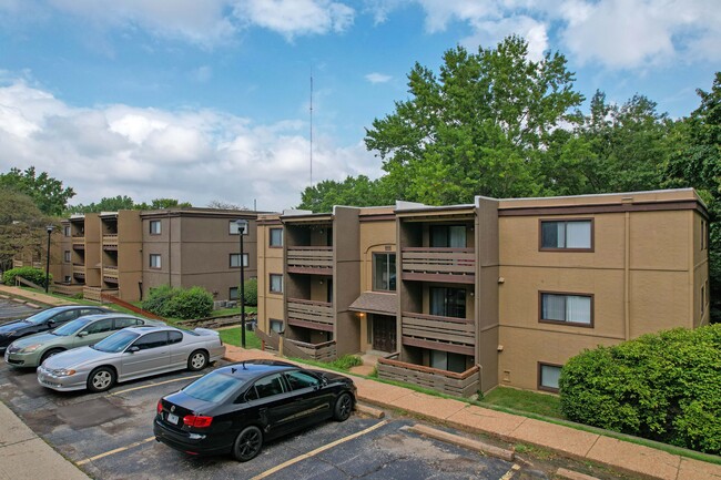 Suson Pines in St. Louis, MO - Foto de edificio - Building Photo