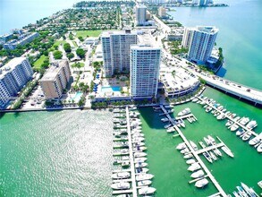 7601 E Treasure Dr in North Bay Village, FL - Building Photo - Building Photo