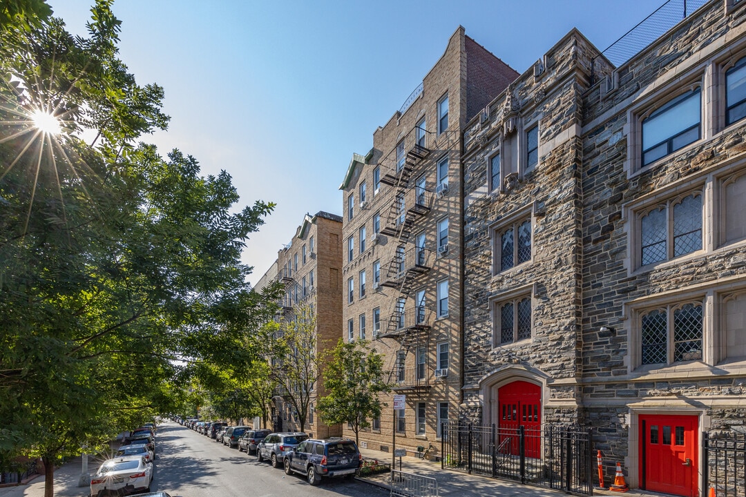 Holstein Court in New York, NY - Building Photo