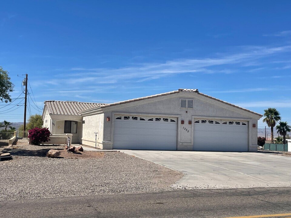 1335 N Lake Havasu Ave in Lake Havasu City, AZ - Building Photo