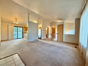 950 E Calkins Dr in Spokane, WA - Building Photo - Building Photo